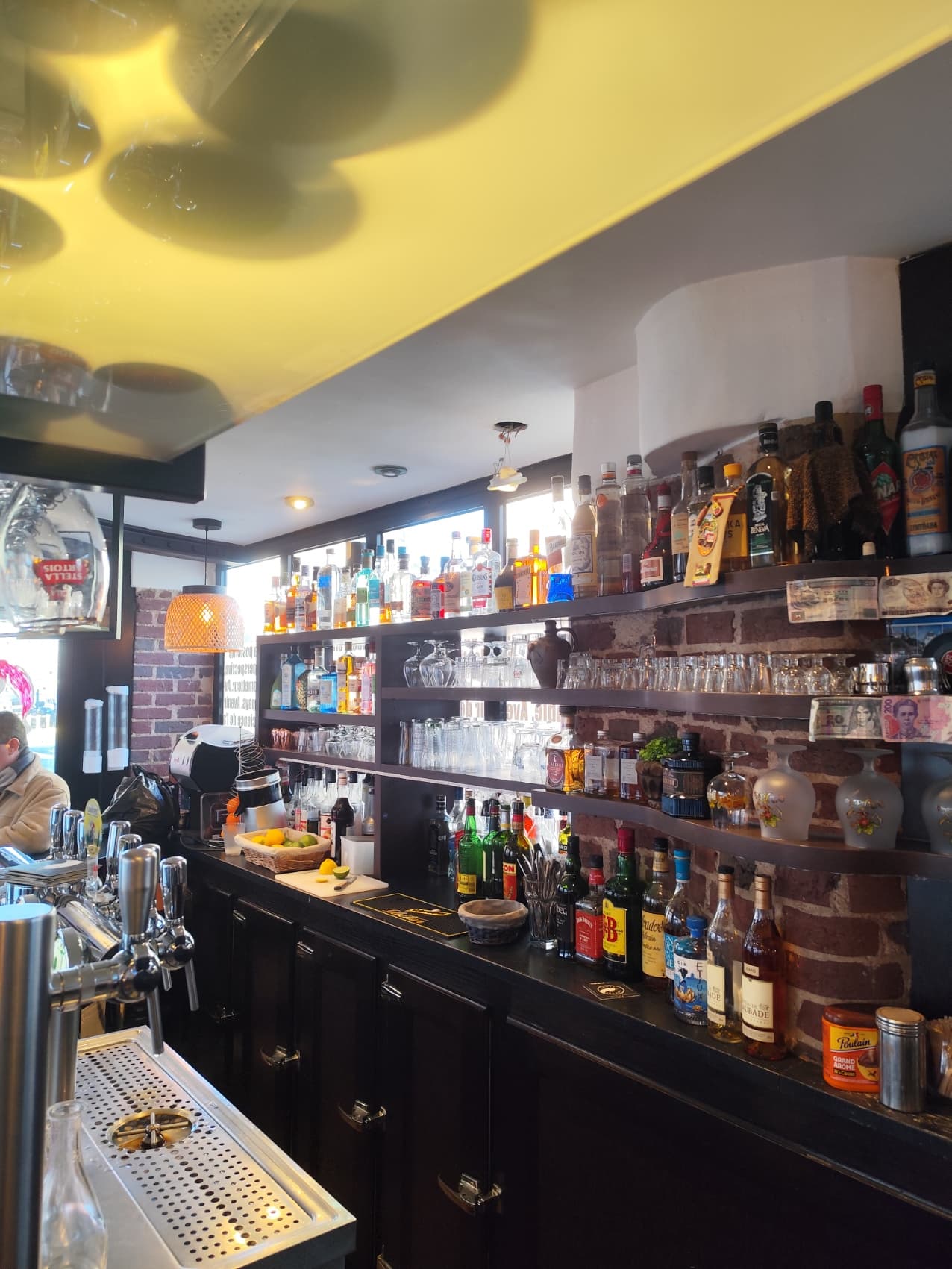 Intérieur du bar avec tireuses à bière et bouteilles