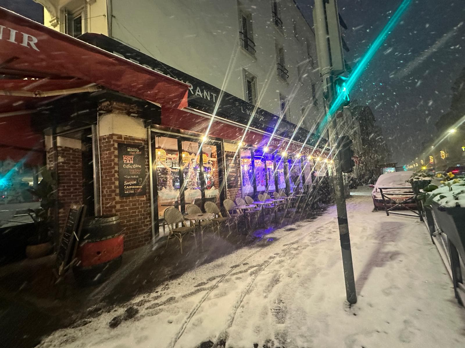 Terrasse sous la neige de nuit avec éclairage ambiant