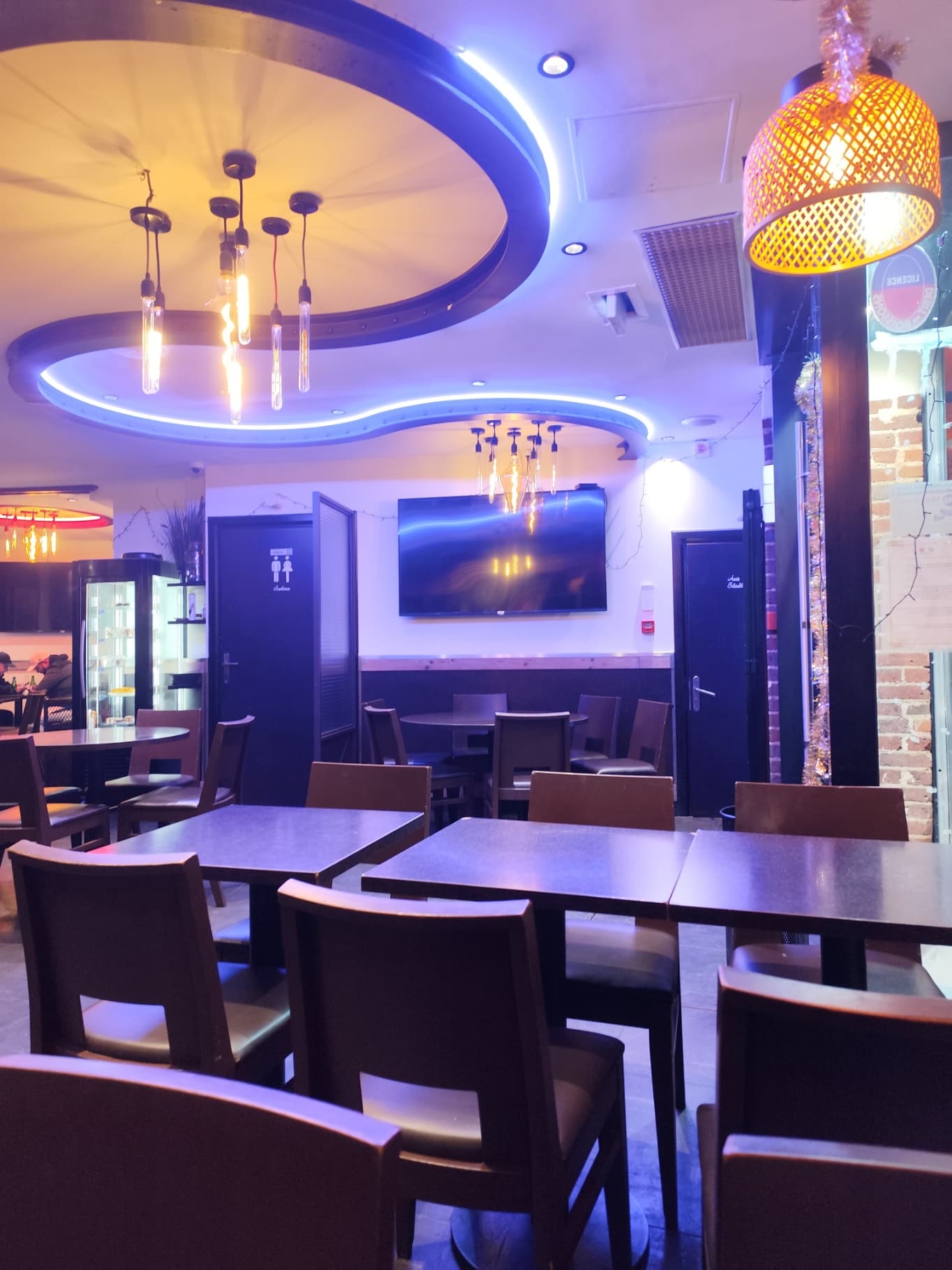 Salle intérieure avec éclairage LED bleu et écran TV